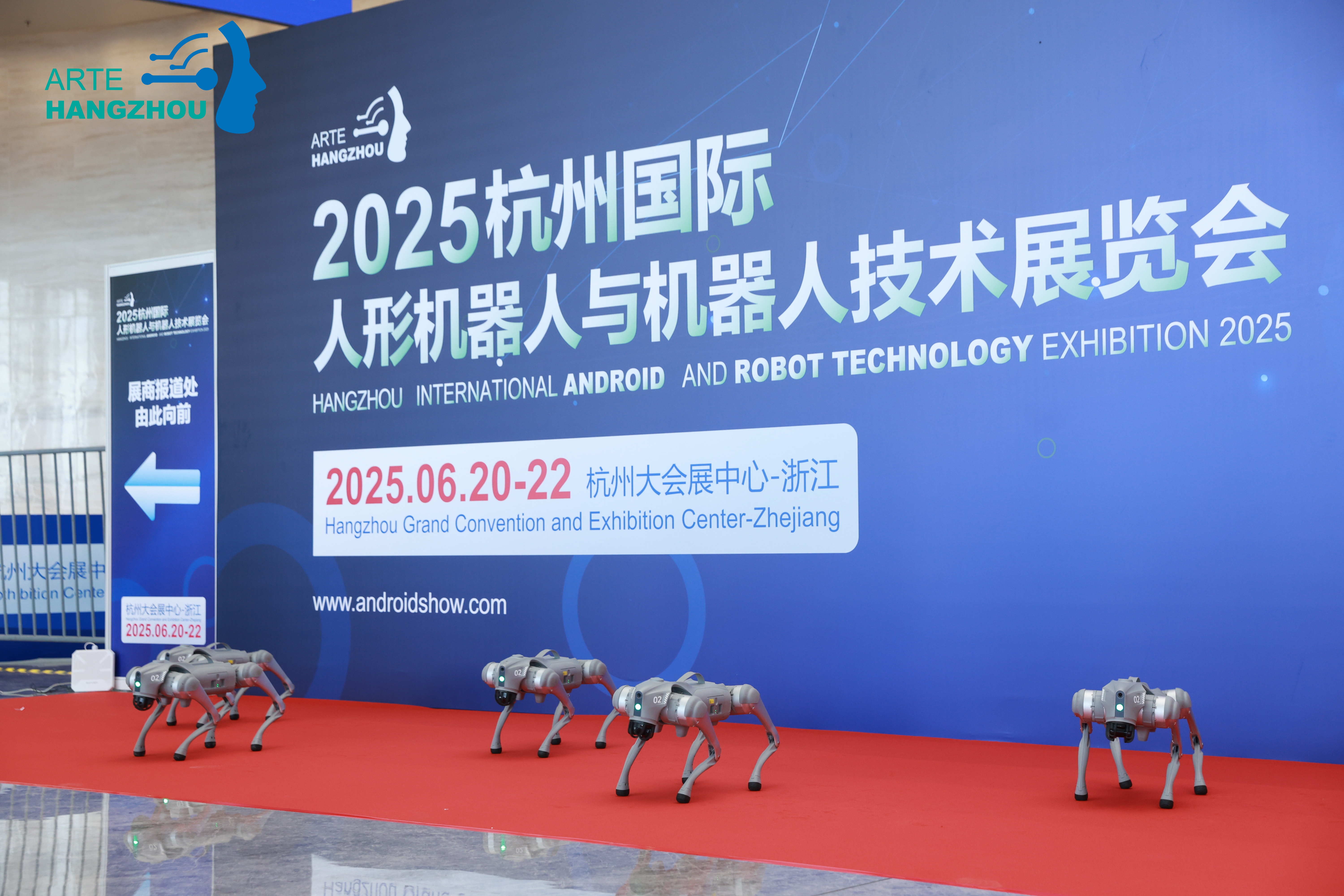 阿普奇“雙腦”控制器亮相杭州人形機器人展,賦能具身智能規(guī)模化落地